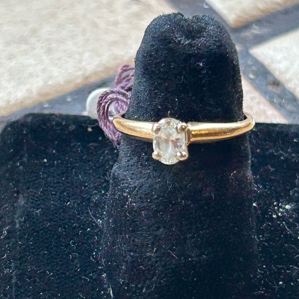 Elegant Gold Ring with oval diamond 1/2 carat